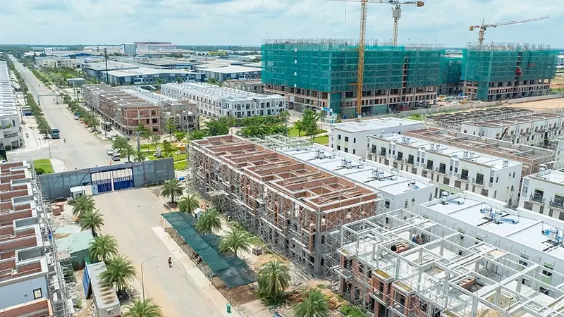 Tiến độ thi công khối chung cư NOXH Hòa Phú thực tế tháng 8/2026